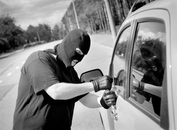 zloděj vloupal do dveří auta - Fotografie, Obrázek