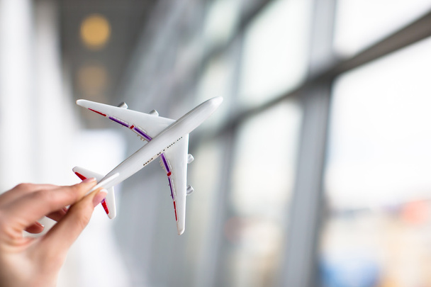 Gros plan main tenant un modèle d'avion à l'aéroport
 - Photo, image