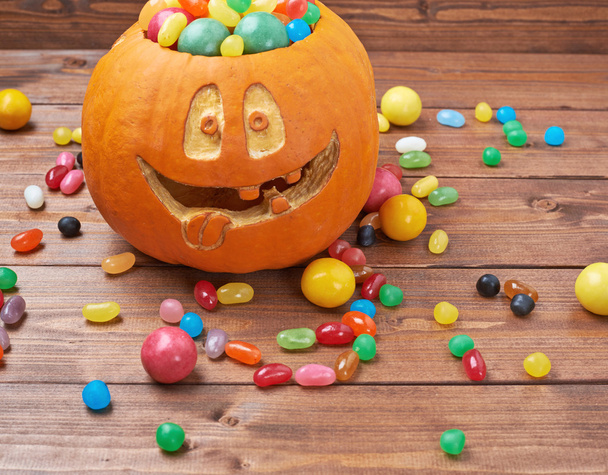 Jack o lantern pumpkin filled with candies - Foto, imagen