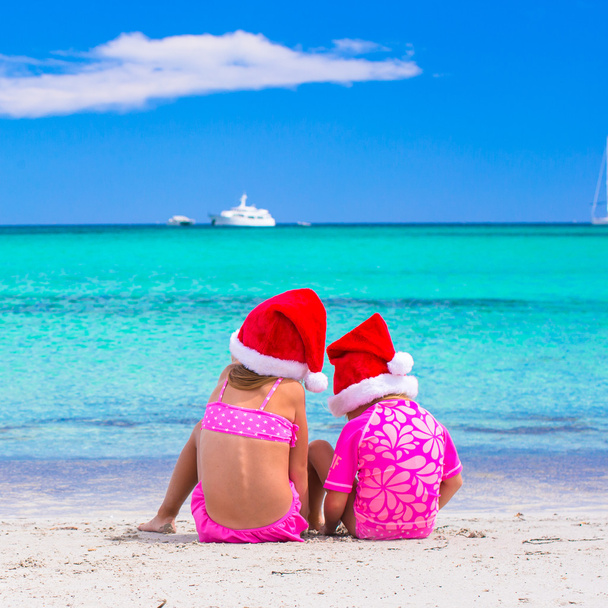 Niñas en sombreros de Santa durante las vacaciones de verano
 - Foto, imagen