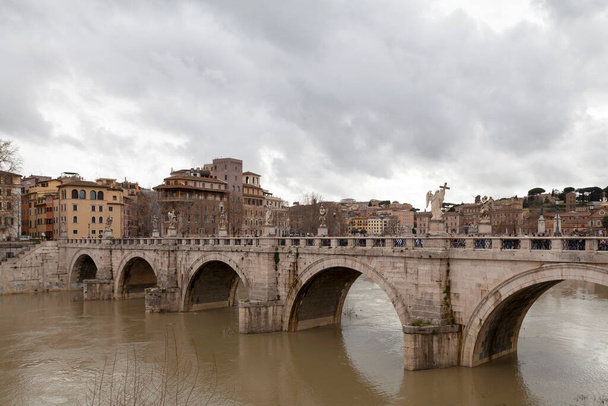 Ponte Sant 'Angelo on roomalainen silta Roomassa, Italiassa, valmistui 134 jKr Rooman keisari Hadrianuksen. - Valokuva, kuva