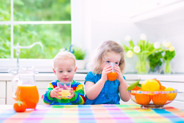 Bambini che bevono succo d'arancia
 - Foto, immagini
