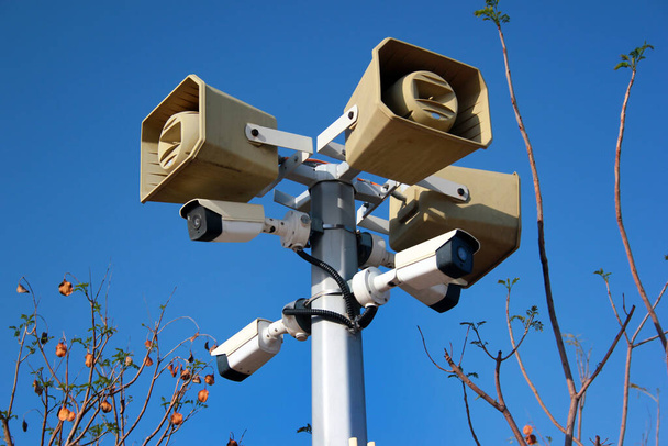 Haut-parleurs avec détecteurs de mouvement, caméras CCTV et émetteur-récepteur sans fil - Photo, image