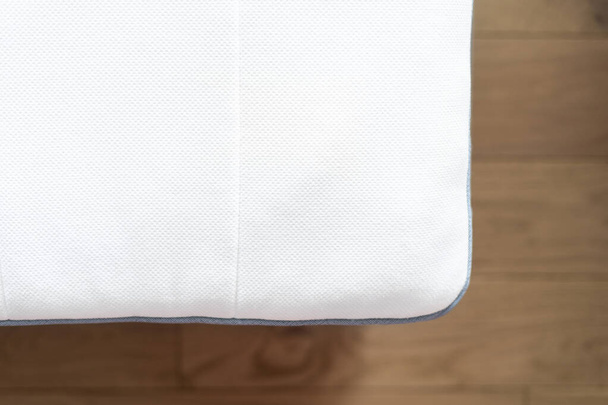 Płaski, biały topper na nowym materacu ortopedycznym dla zdrowego spania w łóżku w domu. Najlepsza jakość produktu z materiału piankowego pamięci. Opieka zdrowotna. Koncepcje reklamy - Zdjęcie, obraz