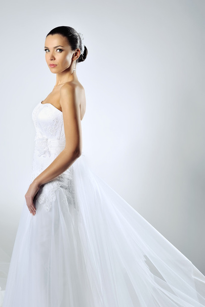 slanke mooie vrouw luxe trouwjurk dragen - Foto, afbeelding