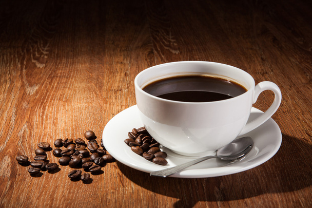 Zátiší s šálek černé kávy a pražená kávová zrna - Fotografie, Obrázek