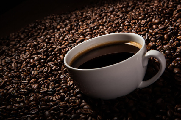 Натюрморт с чашкой черного кофе и жареными кофейными зёрнами
 - Фото, изображение