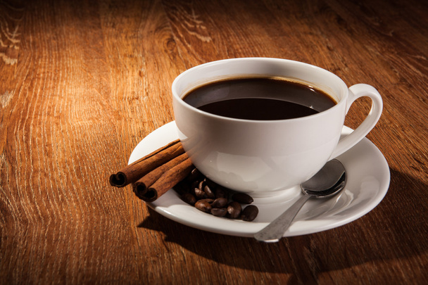 Stilleven met een kopje zwarte koffie en gebrande koffiebonen - Foto, afbeelding