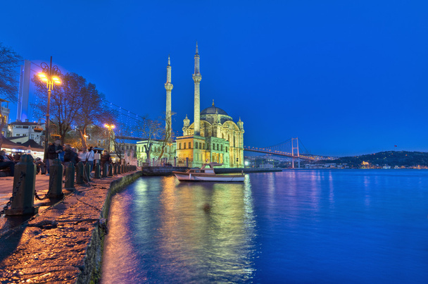 Mesquita Ortakoy em Istambul
 - Foto, Imagem