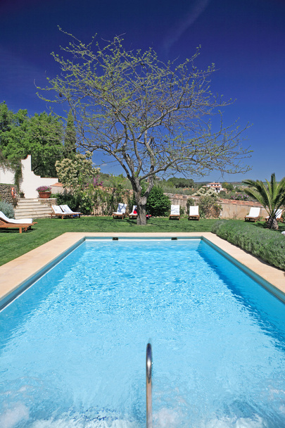 sonniges, luxuriöses Schwimmbad in Spanien - Foto, Bild