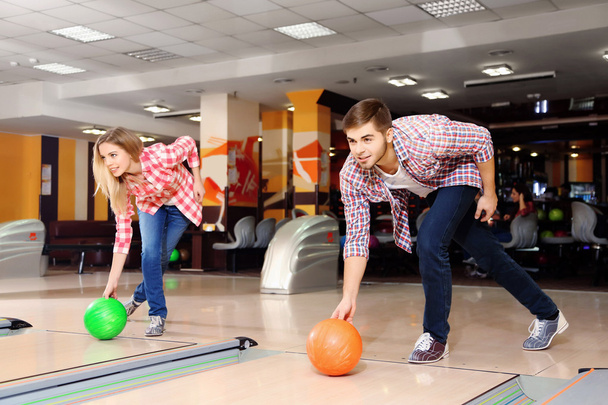 Friends playing in bowling club - 写真・画像