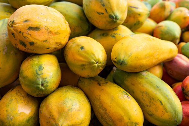 Organic tropical papaya in the Colombian market square - Carica papaya - Foto, afbeelding