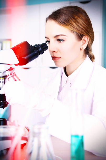 Young researcher carrying out scientific research in lab - Foto, Bild