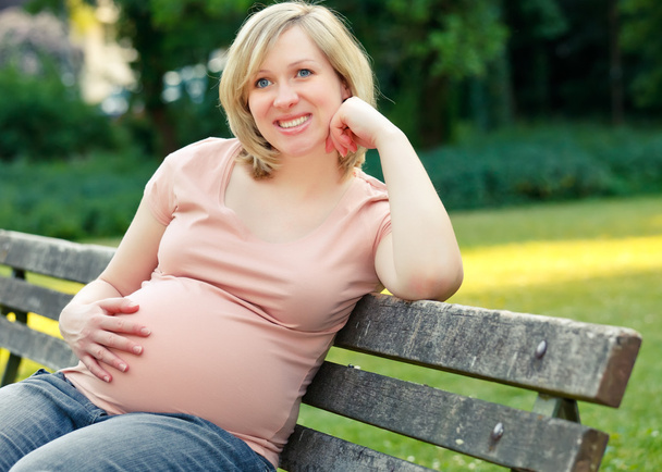 Pregnant woman in the park - Fotografie, Obrázek