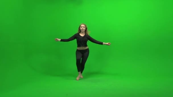 taniec młodej kobiety - Materiał filmowy, wideo