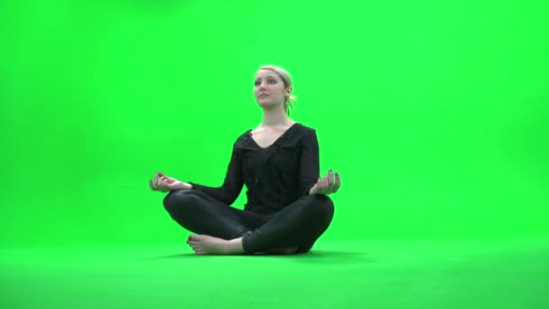 vrouw doet yoga - Video
