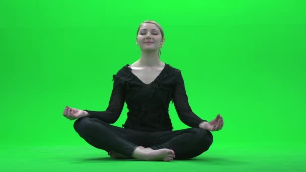 mujer haciendo yoga - Metraje, vídeo