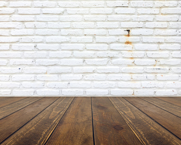 Tavolo in legno vuoto e mattone bianco sfondo della parete. - Foto, immagini