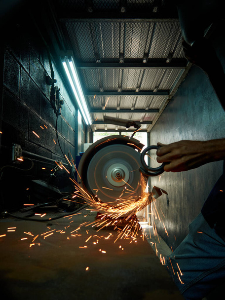 Profesionální mechanika dílna, kde pracují automotive mechanics inženýři - Fotografie, Obrázek