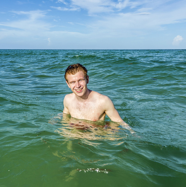 adolescent garçon aime nager dans l océan
 - Photo, image