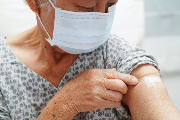 Asian elder senior woman patient wearing a protective mask for protect pollution environment and covid-19 coronavirus. - Φωτογραφία, εικόνα