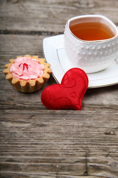 Cup of tea, cake and red heart  - Foto, Bild