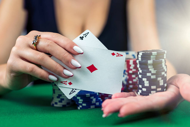 όμορφη γυναίκα με χαρτιά πόκερ παίζει χαμηλά στο πόκερ. Τζόγος στο καζίνο. γυναίκα στο καζίνο - Φωτογραφία, εικόνα