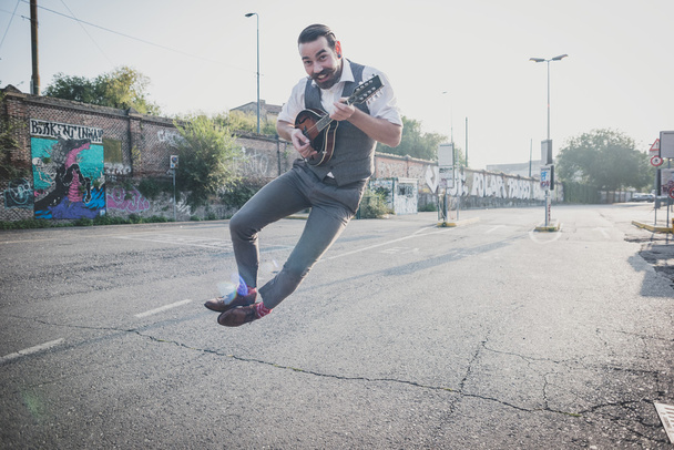Hipster homme jouant de la mandoline
 - Photo, image