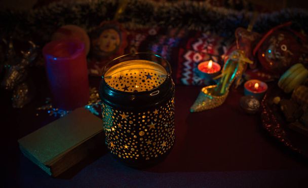 Концепция гадания и предсказания судьбы, магии и викки элементов на столе в ночное время - Фото, изображение