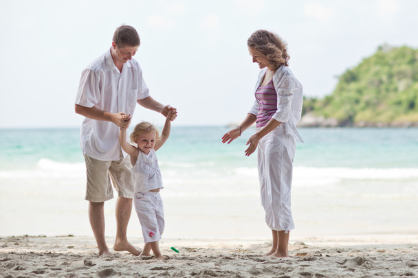 šťastná rodina baví na krásné slunečné pobřeží - Fotografie, Obrázek