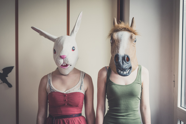 Lesbo pari kani ja hevonen naamarit
 - Valokuva, kuva