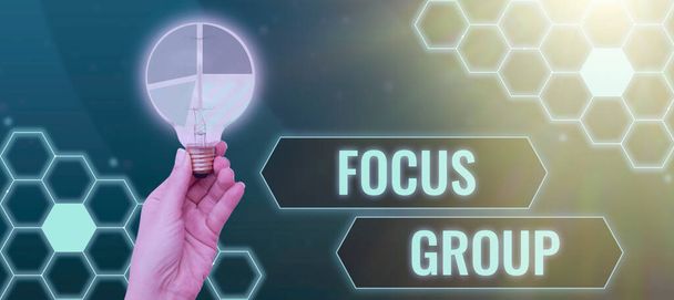 Текст, показывающий вдохновение Focus Group, Word for consist of carefullyselected participants to provide feedback - Фото, изображение