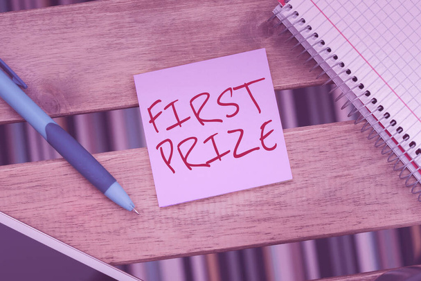 Testo calligrafico Primo Premio, Concetto che significa premio più ambito che viene offerto solo al vincitore assoluto - Foto, immagini
