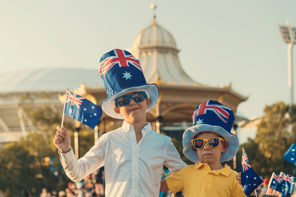Két ausztrál gyerek ünnepli Ausztrália napját Adelaide városban - Fotó, kép