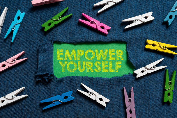 Inspiration zeigt Zeichen Empower Yourself, Business-Ansatz gibt Ihnen die Macht, die Kontrolle über Ihr eigenes Schicksal zu übernehmen - Foto, Bild