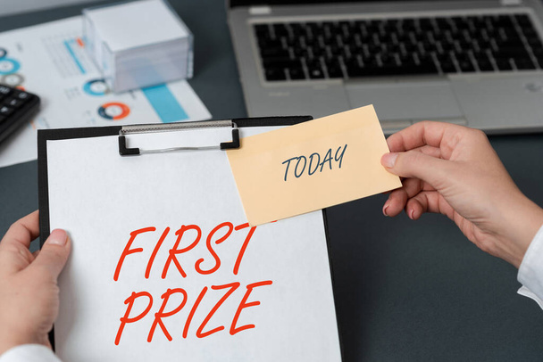 Текстовый знак, показывающий первый приз, бизнес-идея наиболее желанный приз, который предлагается только победителю в целом - Фото, изображение