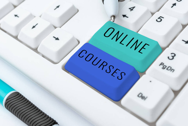 Konsept görüntüleme Online kurslar, iş genel değerlendirmesi İnternet üzerinden yürütülen bir eğitim kazanma - Fotoğraf, Görsel