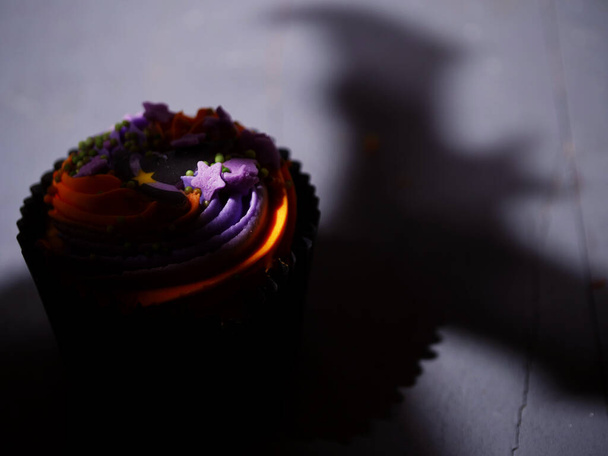 Halloween cupcake kísérteties denevér árnyék közepes lövés szelektív fókusz - Fotó, kép
