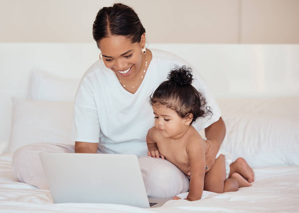 Μητέρα, σέρνεται μωρό και φορητό υπολογιστή στο κρεβάτι του μαύρου οικογενειακό υπνοδωμάτιο του ελεύθερου επαγγελματία που εργάζονται από το σπίτι με άδεια μητρότητας. Χαρούμενη μαμά, αγάπη και απομακρυσμένη εργασία με την ανάπτυξη του παιδιού, τη μάθηση και την άσκηση. - Φωτογραφία, εικόνα