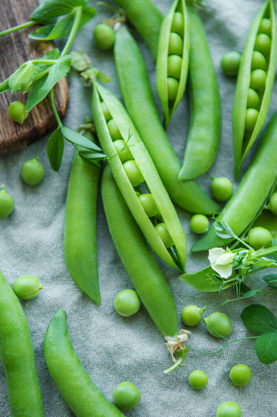 Young fresh juicy pods of green peas. Healthy organic food.  - Fotografie, Obrázek