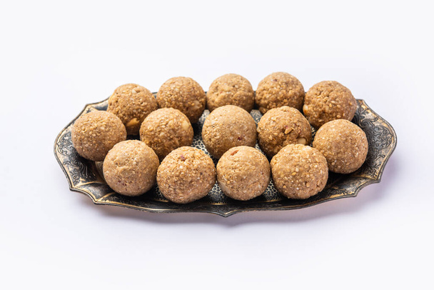 Til Gul laddoo, Sesame jaggery ball, til ke laddo or tilgul for Makar Sankranti Festival in India - Foto, imagen