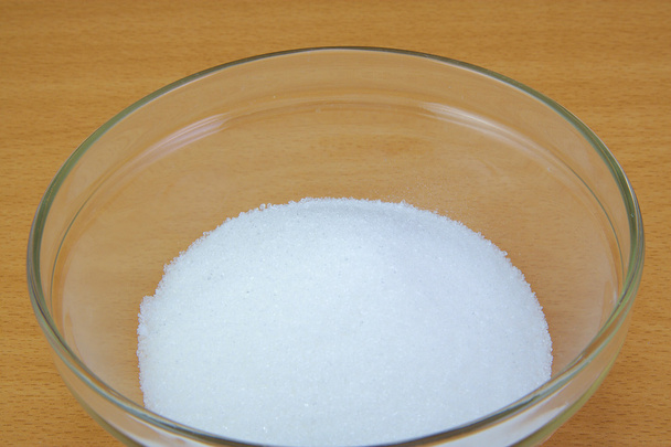 Açúcar branco em taça de vidro sobre fundo de madeira
. - Foto, Imagem