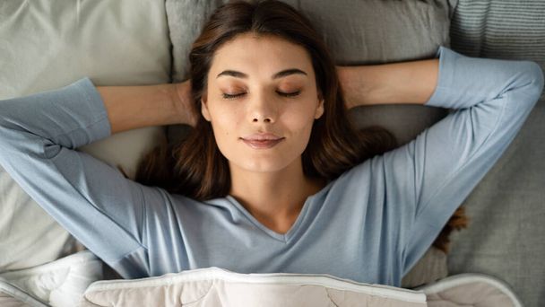 mladá žena spí na posteli - Fotografie, Obrázek
