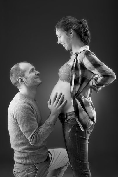 幸せな妊娠中のカップルの肖像画 - 写真・画像