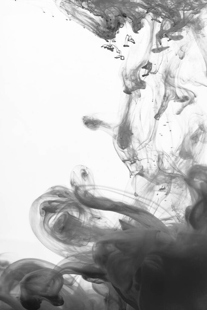 煙の形で流れる黒と白、アクリル塗料で滑らかな抽象的な動き - 写真・画像