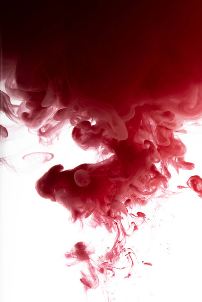 煙の形で流れる赤い色、アクリル絵具による滑らかな抽象的な動き - 写真・画像