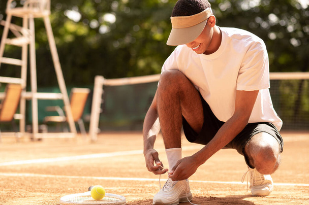 Before workout. Man in sun visor at the tennis courts before workout - Foto, immagini