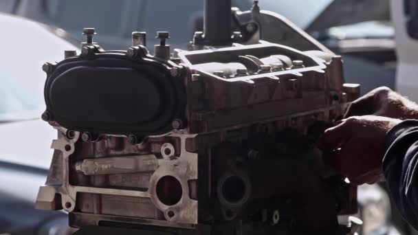 Mechanische losschroeven Car Engine voor reparatie bij Repair Shop Beelden. - Video