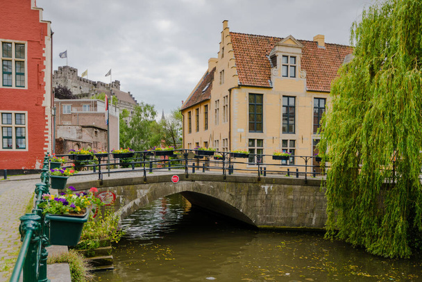 Bélgica, ciudad de Gante, casco antiguo, casas históricas en el río Leie al atardecer - Foto, imagen