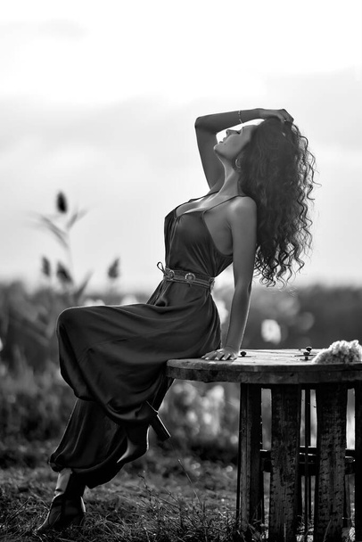 beautiful woman with long hair posing fashion near a lake - Foto, Imagen